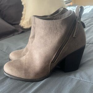Torrid Size 9 NWOT Gray  Zipper Booties
